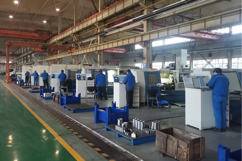 3、機加工車間數(shù)控車床班組全體員工早早進入工作狀態(tài).jpg